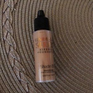 New makeup foundation Luminess Silk